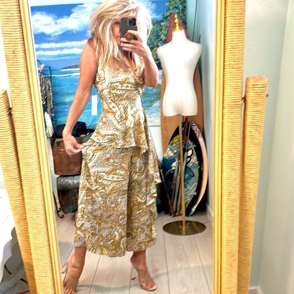 Emma & Michele Pants - NWT Emma & Michelle Gold/Blue Floral Sleveless Romper,Jumpsuit Size Medium